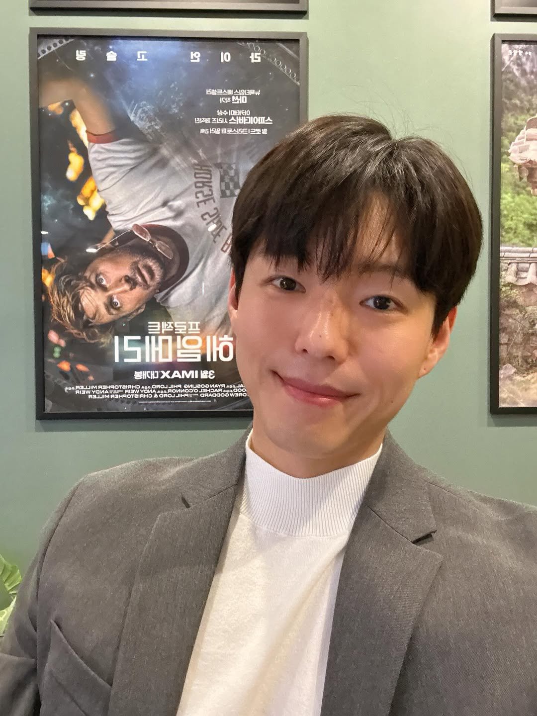 Photo by 하준   Ha_Jun on March 27, 2026. May be an image of turtleneck, newsroom and text.