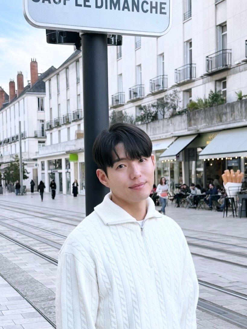 Photo by 하준   Ha_Jun on March 06, 2026. May be an image of duffle coat, turtleneck and text that says 'noT DIMANCHE'.