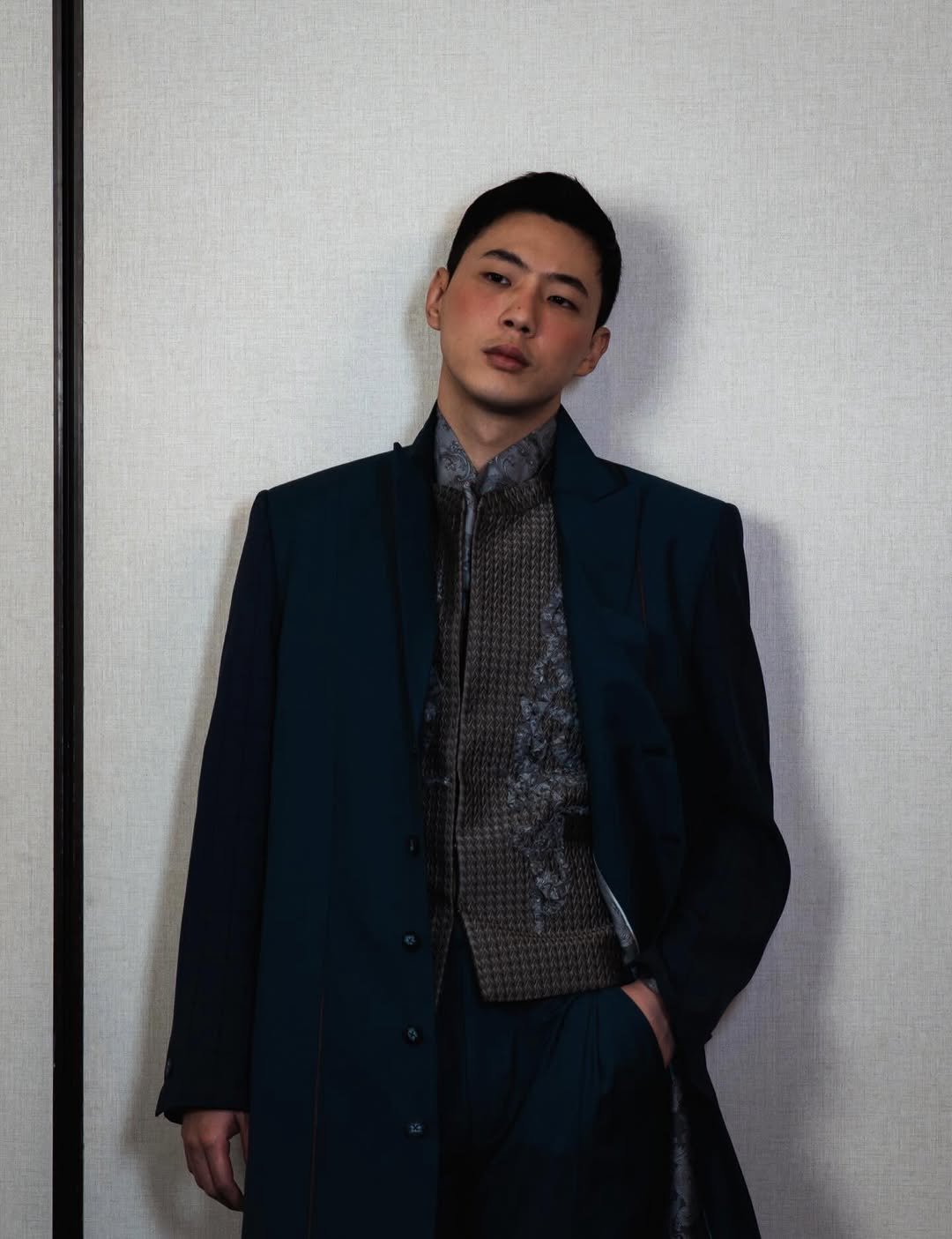 Photo by Kim Ji Soo on March 21, 2026. May be an image of overcoat, duffle coat, bolo tie, suit, blazer and text.