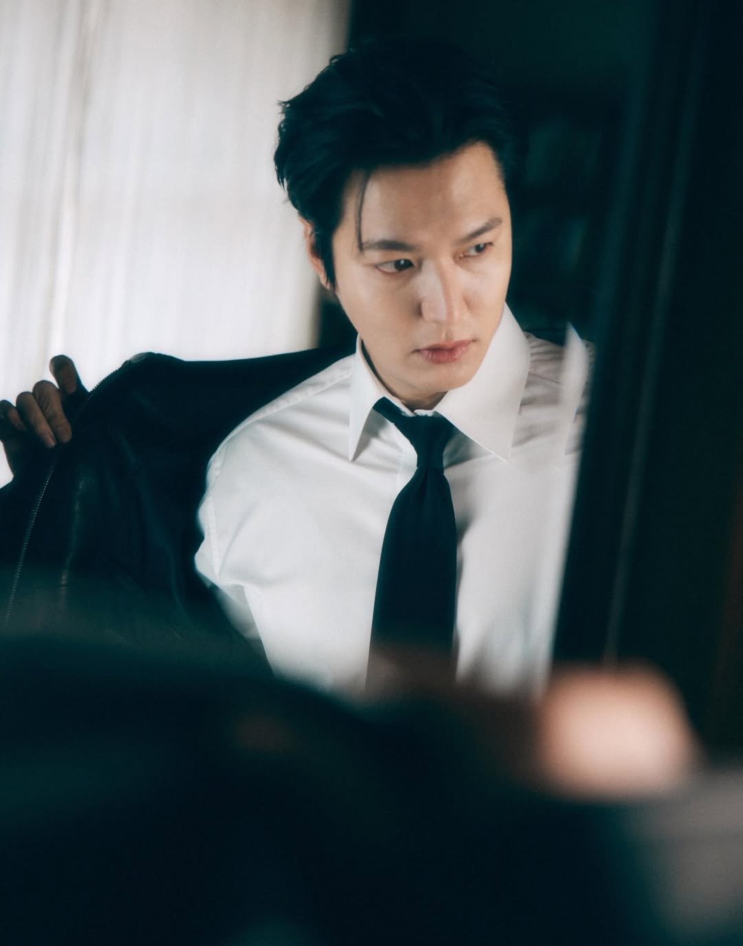 Photo by 이민호 leeminho on February 03, 2026. May be an image of one or more people, bolo tie, suit, mirror, dinner jacket and text.