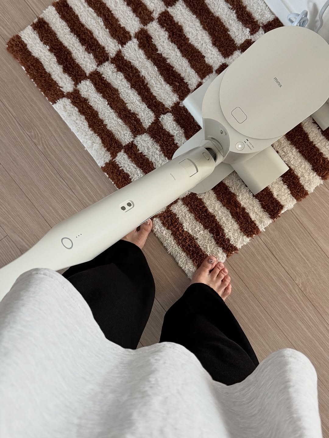 Photo by 어데이즈리뷰어 . 지민 on September 04, 2025. May be an image of hair dryer, welcome mat, clothes iron, mat, bathmat, vacuum, carpet and text.