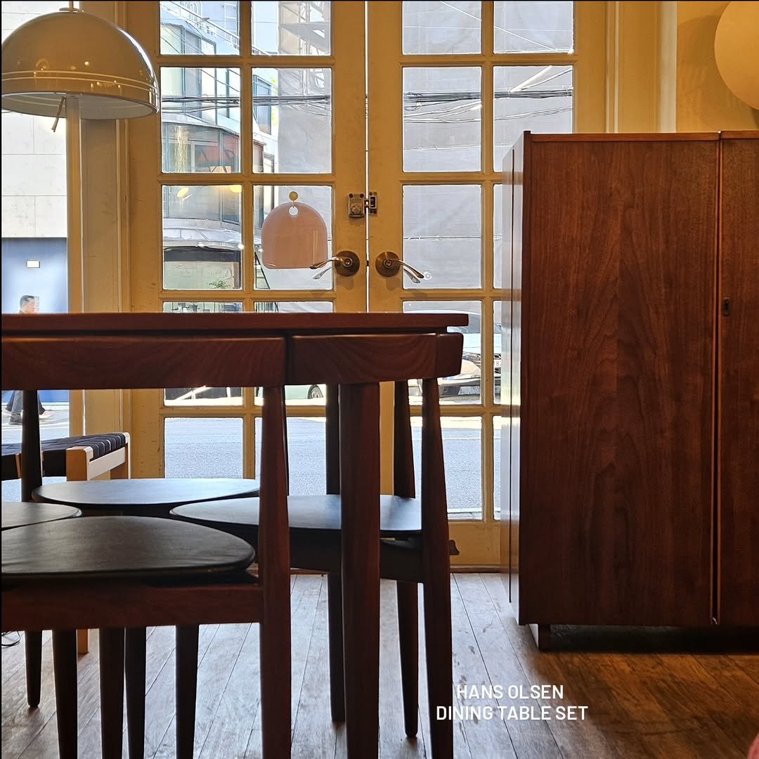 Photo by adel on November 13, 2025. May be an image of credenza, dining table, armoire and text that says 'SMELIICS MLIELIIN JALN HANS HANSOLSEN OLSEN DININGTABLE DI DINING TABLE SET'.