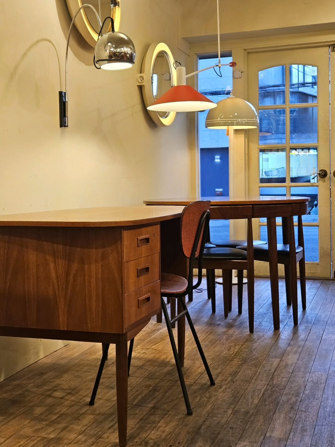 Photo by adel on December 08, 2025. May be an image of credenza, lighting, table, desk, dining table, indoors and text.