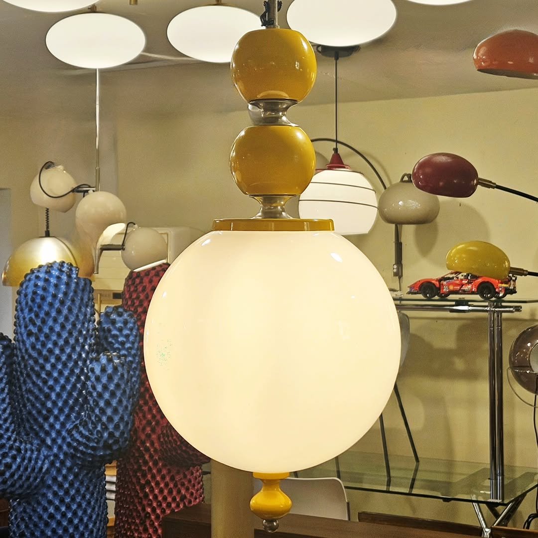 Photo by adel on October 29, 2025. May be an image of lighting, brass, lightbulb, lamp shade, lamp, chandelier and text.