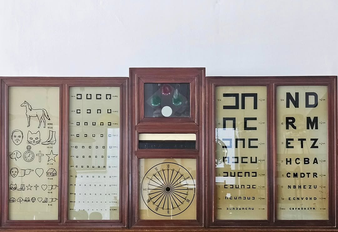 adel_vintage_ 게시물 이미지: 1950년대 전후에 유럽 지역에서 주로 사용되던 
빈티지 시력 검사 가구입니다....