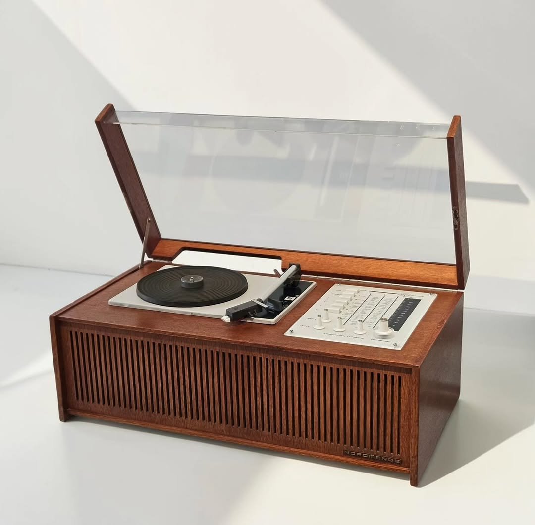 adel_vintage_ 게시물 이미지: Nordmende Phonosuper 2004

1964년 독일에서 출시된 노르망디...