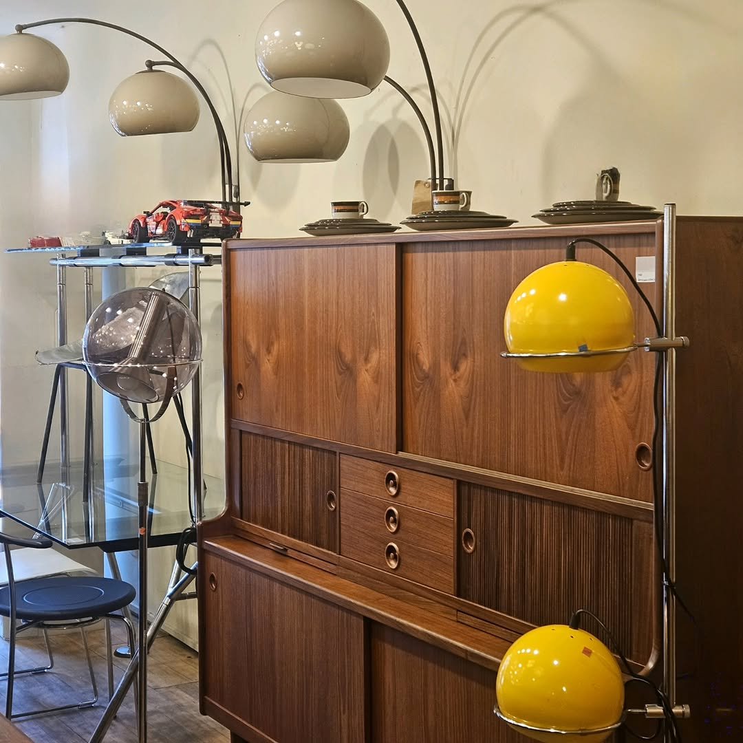 Photo by adel on November 10, 2025. May be an image of credenza, lighting, bureau, armoire, lamp shade and text.