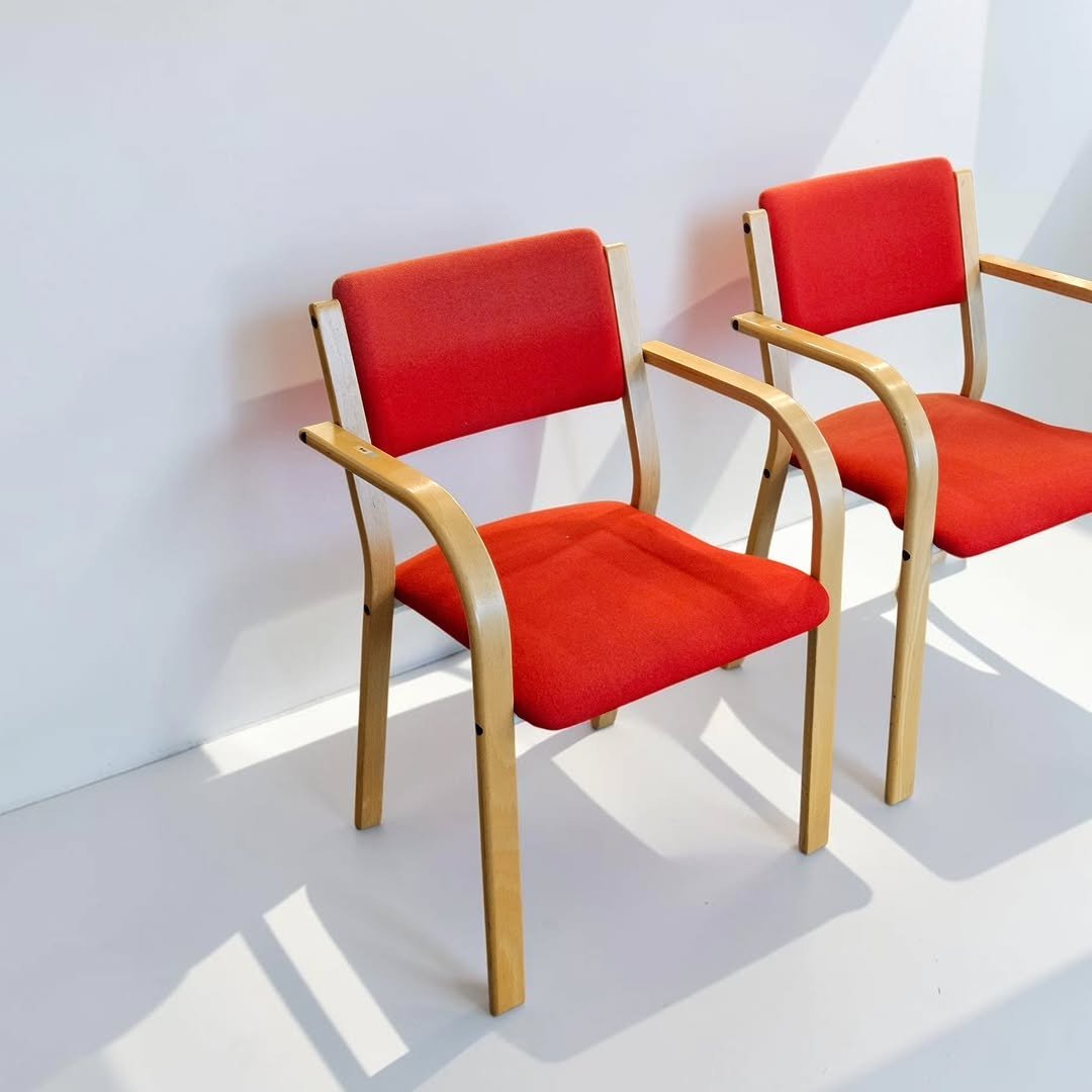 adel_vintage_ 게시물 이미지: Vintage Unknown Chair

쨍한 빨간 패브릭이 상큼한 의자입니다.