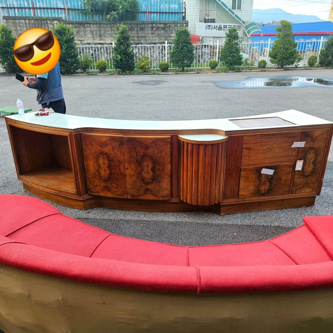 Photo by adel on August 08, 2025. May be an image of 1 person, credenza, ottoman and text that says 'kmn [주)서울콘코리트 주)서를'.