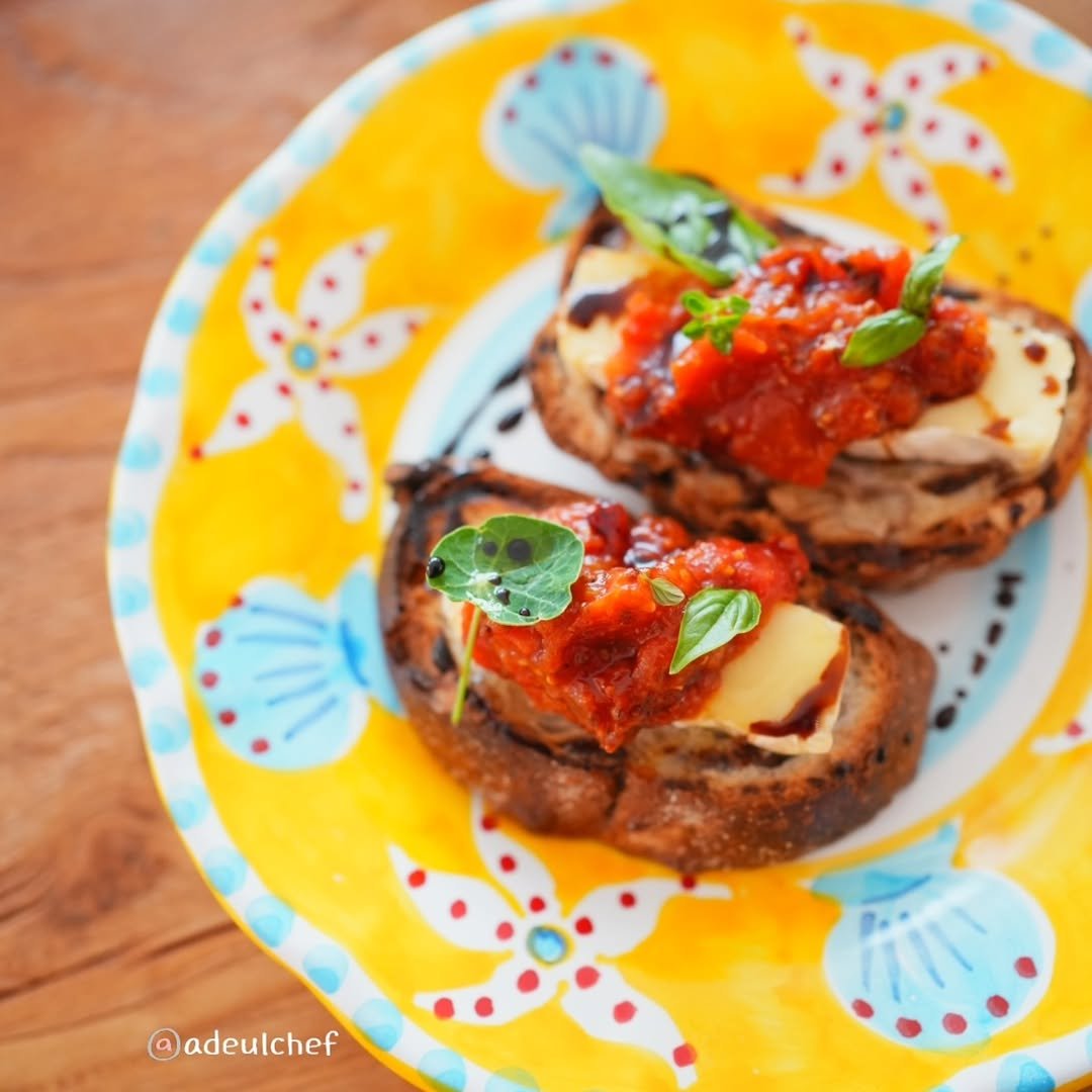 adeulchef 게시물 이미지: 🍅
토마토 잼 on 브리치즈 토스트.

가게에 넘쳐나는 토마토로 만들기.
껍질은...