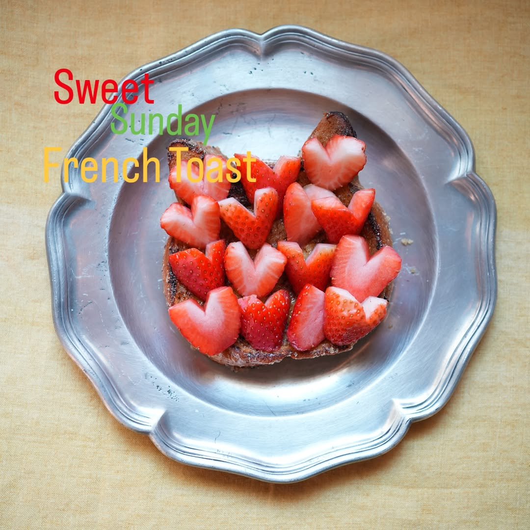 Photo by 아들쉪 on March 21, 2026. May be an image of French toast, strawberry, rye bread, baguette, toast, powdered sugar and text that says 'Sweet Sunday day French Toast ኢትዝ'.