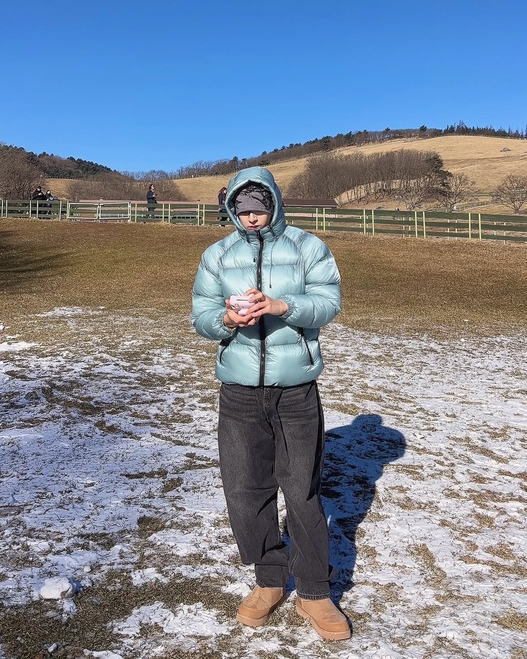 Photo by 어차피환이 on December 26, 2025. May be an image of standing, snowball, goosedown coat, snowsuit, parka, snow and text.