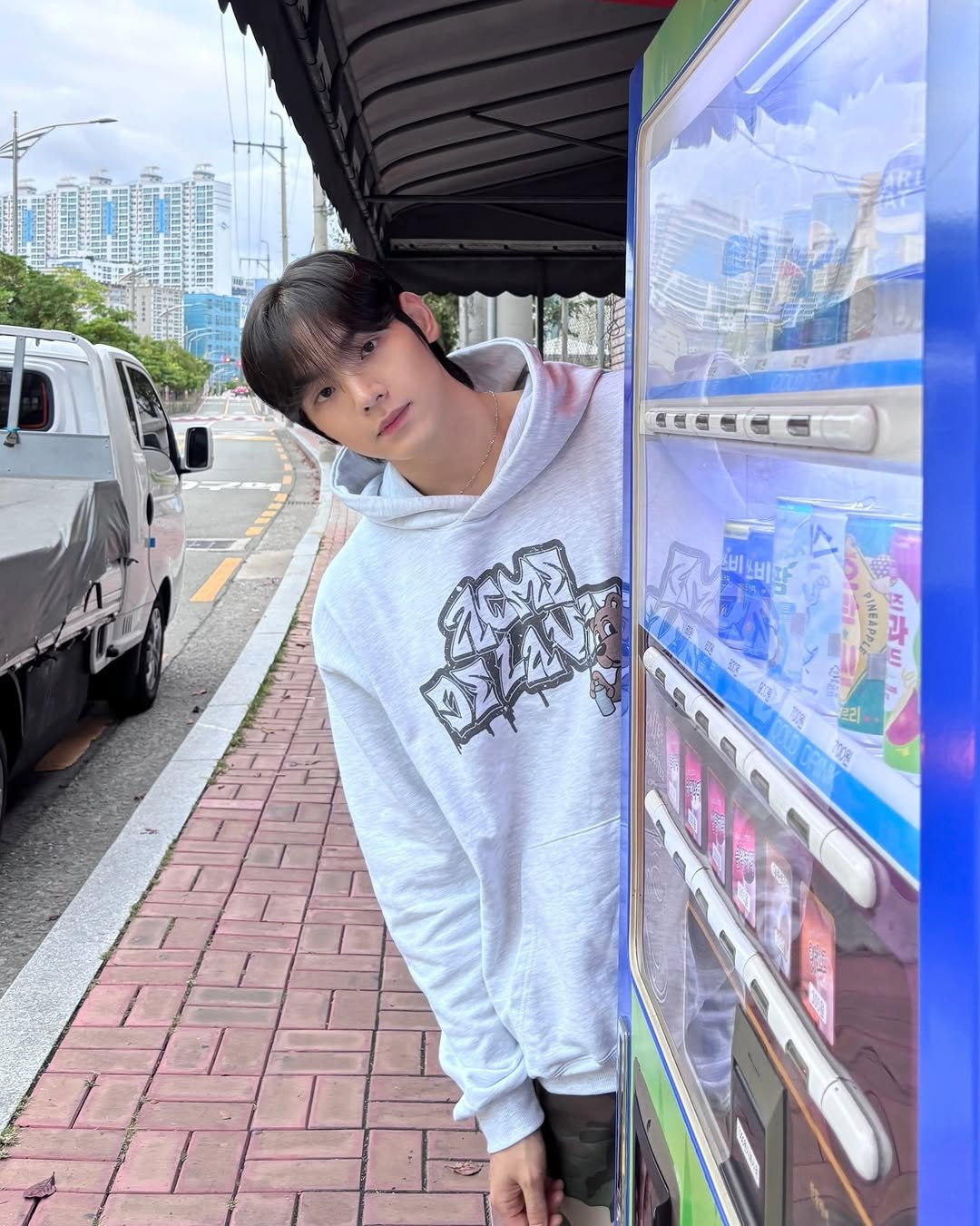 Photo shared by 어차피환이 on October 09, 2025 tagging @adlv_official. May be an image of sweatshirt and vending machine.