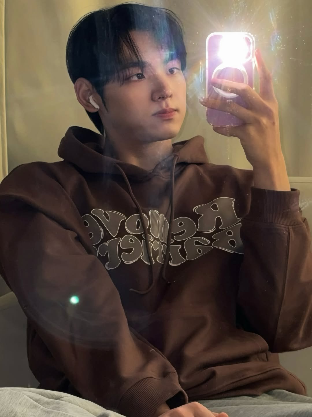 Photo by 어차피환이 on December 19, 2025. May be a selfie of one or more people, hair, phone, sweatshirt, mirror and text.