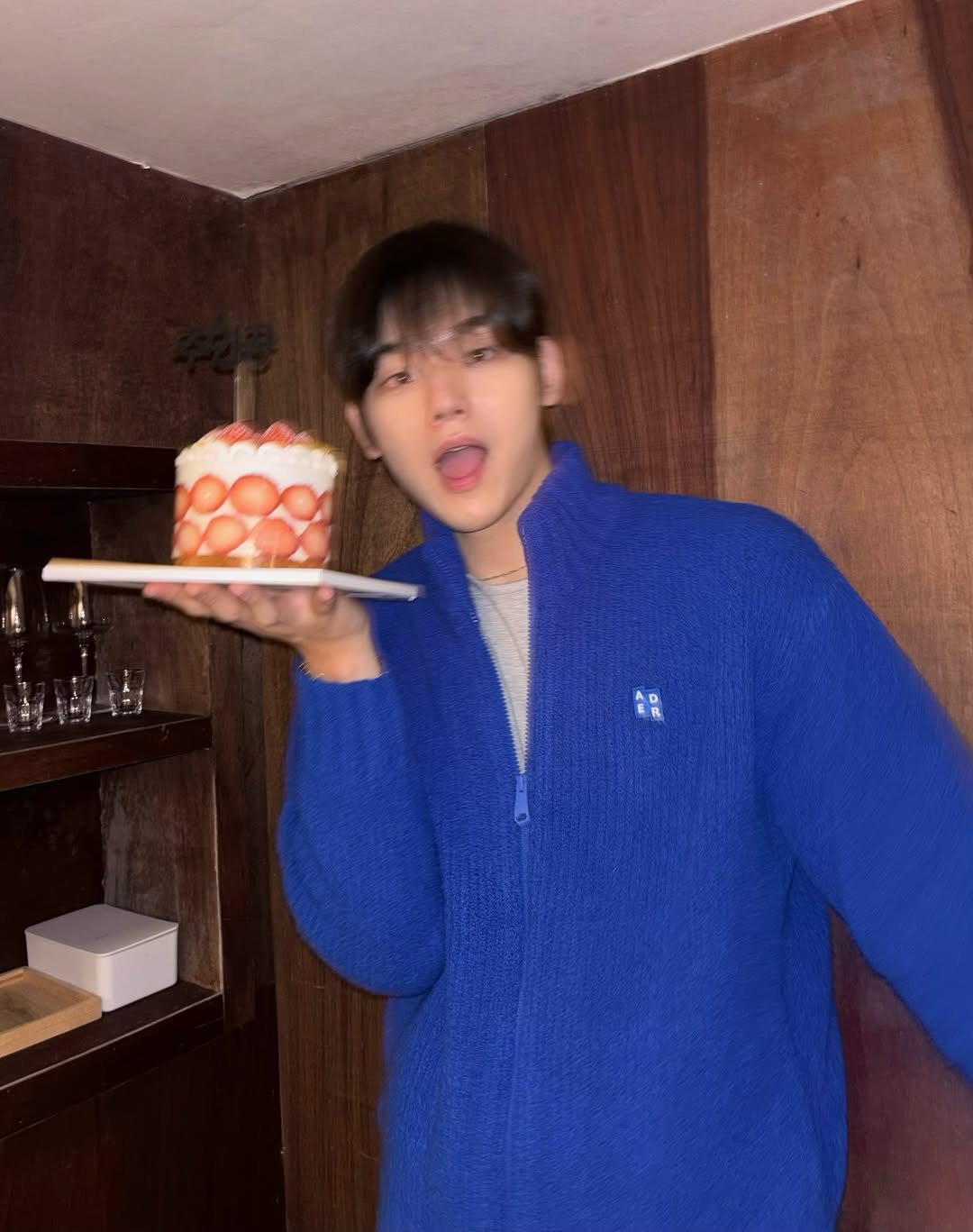 Photo by 어차피환이 on February 11, 2026. May be an image of bath robe, candle and text.