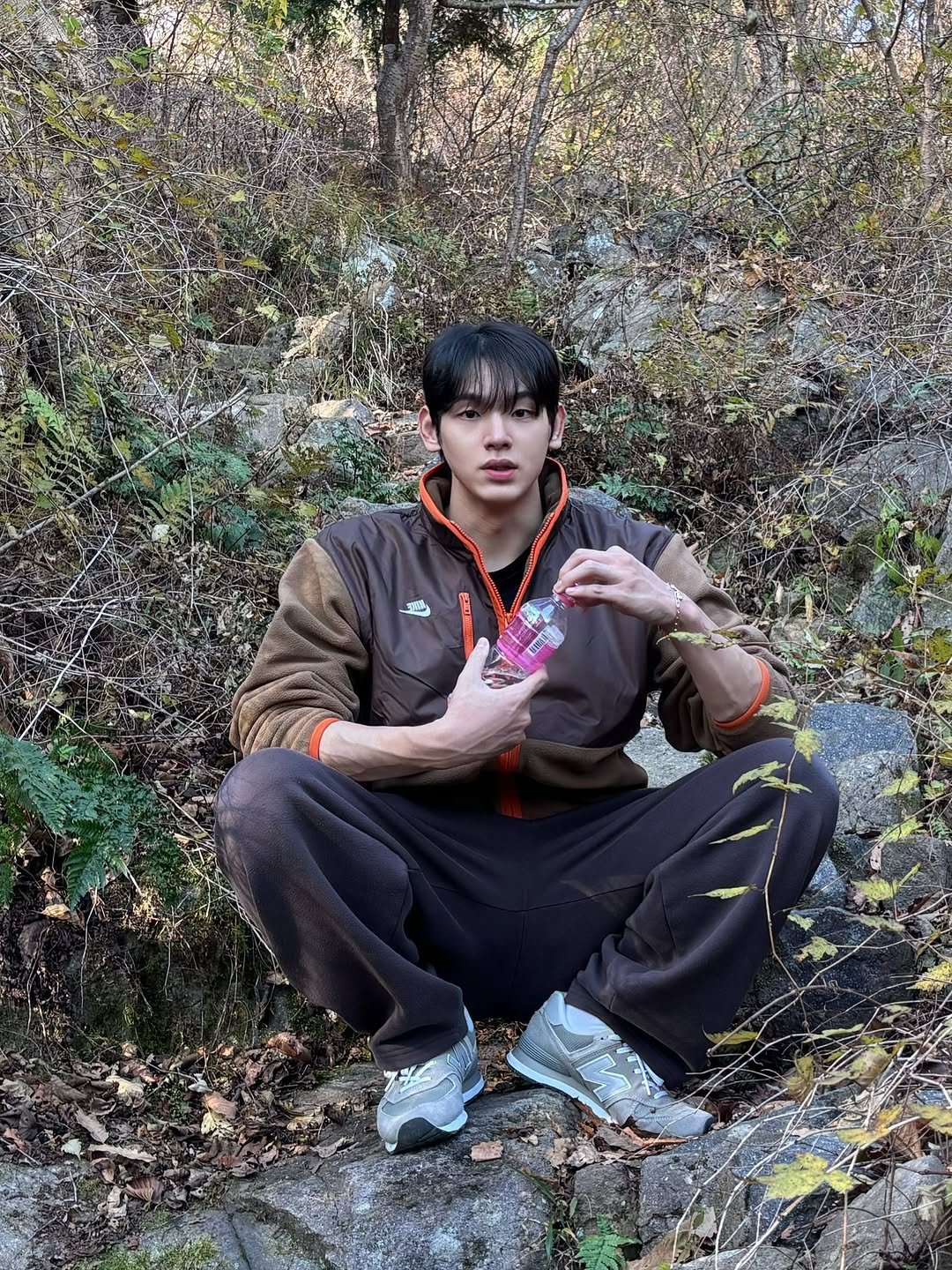 Photo by 어차피환이 on November 29, 2025. May be an image of bolo tie and park.