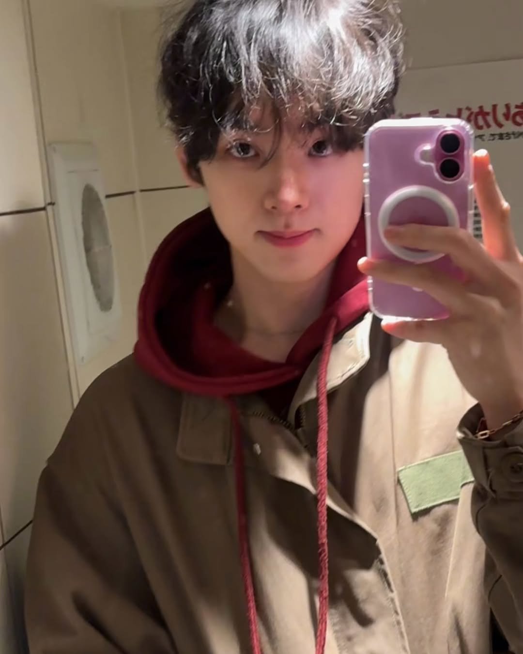 Photo by 어차피환이 on March 29, 2026. May be a selfie of one or more people, bangs, duffle coat, parka and text.