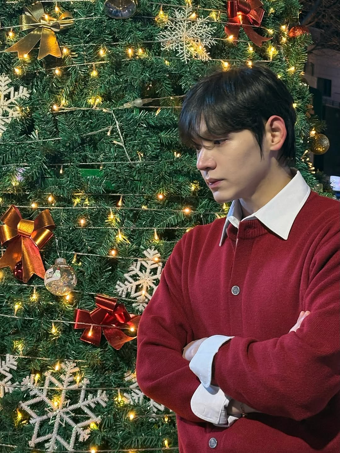 Photo by 어차피환이 on December 25, 2025. May be an image of christmas tree, tinsel, bolo tie and text.