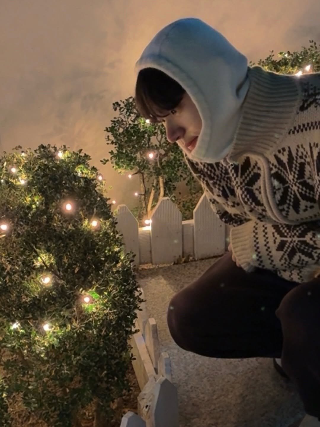 Photo by 어차피환이 on December 13, 2025. May be an image of child, christmas tree, duffle coat, lighting, snowman, sweater, night and text.