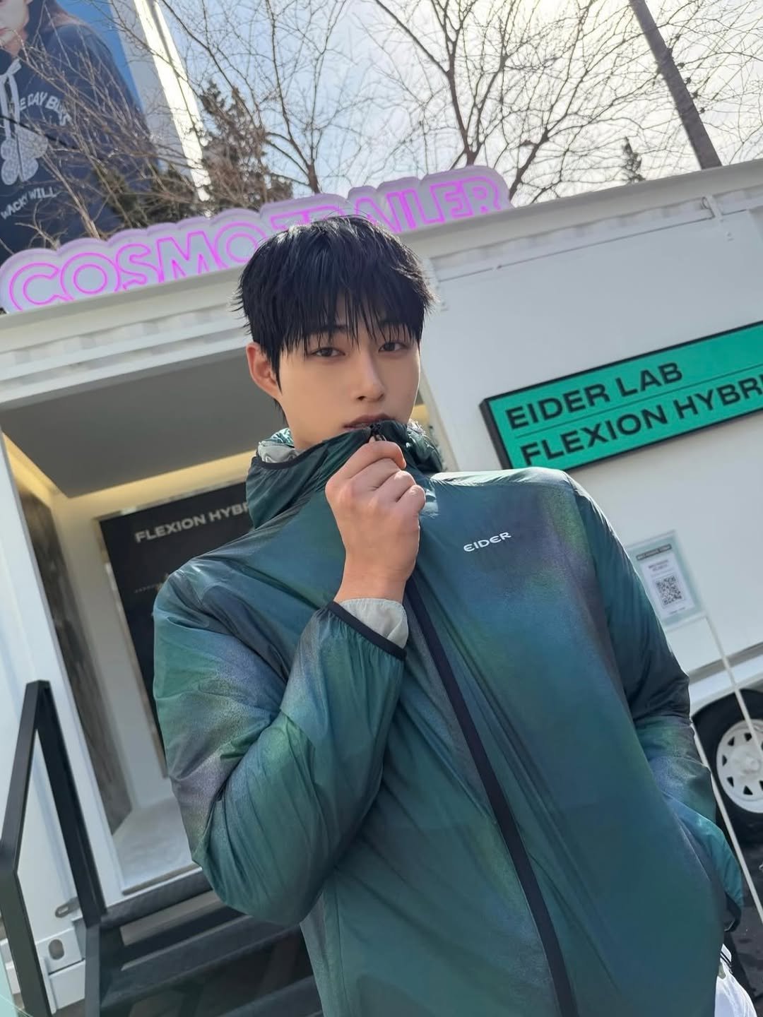 Photo by 아도르(A'DORE) 메이크업 대영원장 | 대영영 대짜언니 on March 19, 2026. May be an image of one or more people, overcoat, duffle coat, raincoat, turtleneck, parka, flight jacket and text that says 'Bls ACK WILL COSMO NTLER ร LAB HYBR FIDER EIDER FLEXION EIDER 2E S'.