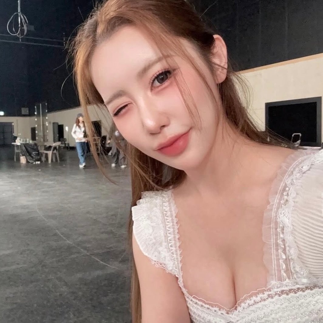 Photo by 아도르(A'DORE) 메이크업 대영원장 | 대영영 대짜언니 on March 28, 2026. May be an image of one or more people, hair, top and text.