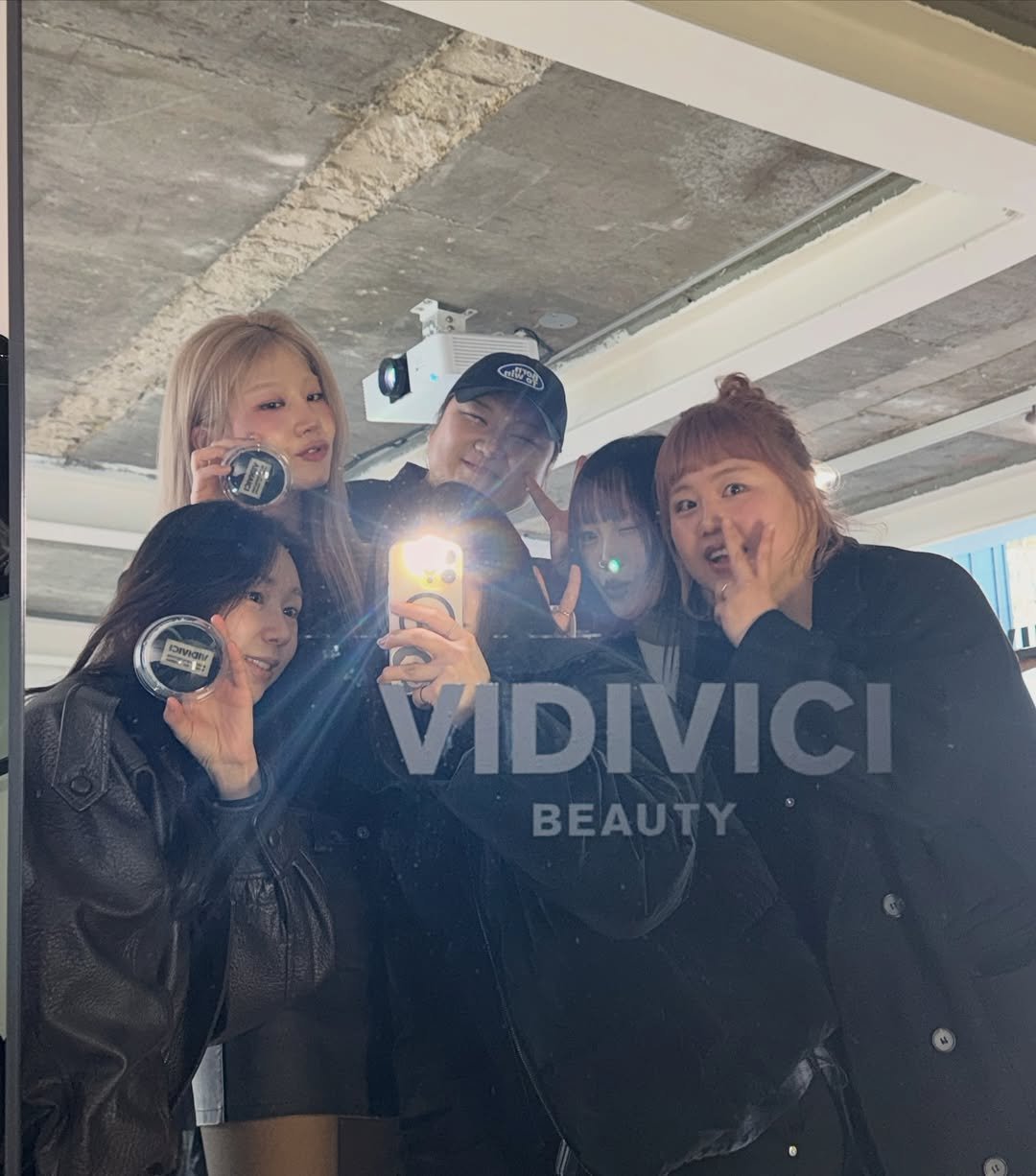 Photo shared by 아도르(A'DORE) 메이크업 대영원장 | 대영영 대짜언니 on March 04, 2026 tagging @vidivici.official. May be a selfie of one or more people, bangs, makeup, mirror and text that says 'GCE Caar E VIDIVICI BEAUTY'.