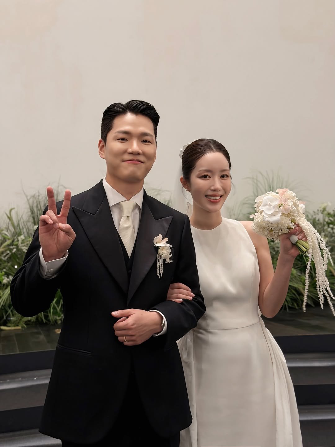 adore_daeyoungyoung 게시물 이미지: ⠀
우리 고객님 웨딩데이🤍
20대부터 지금까지 변함없는 소진씨😍
너무 예쁘다 두분...