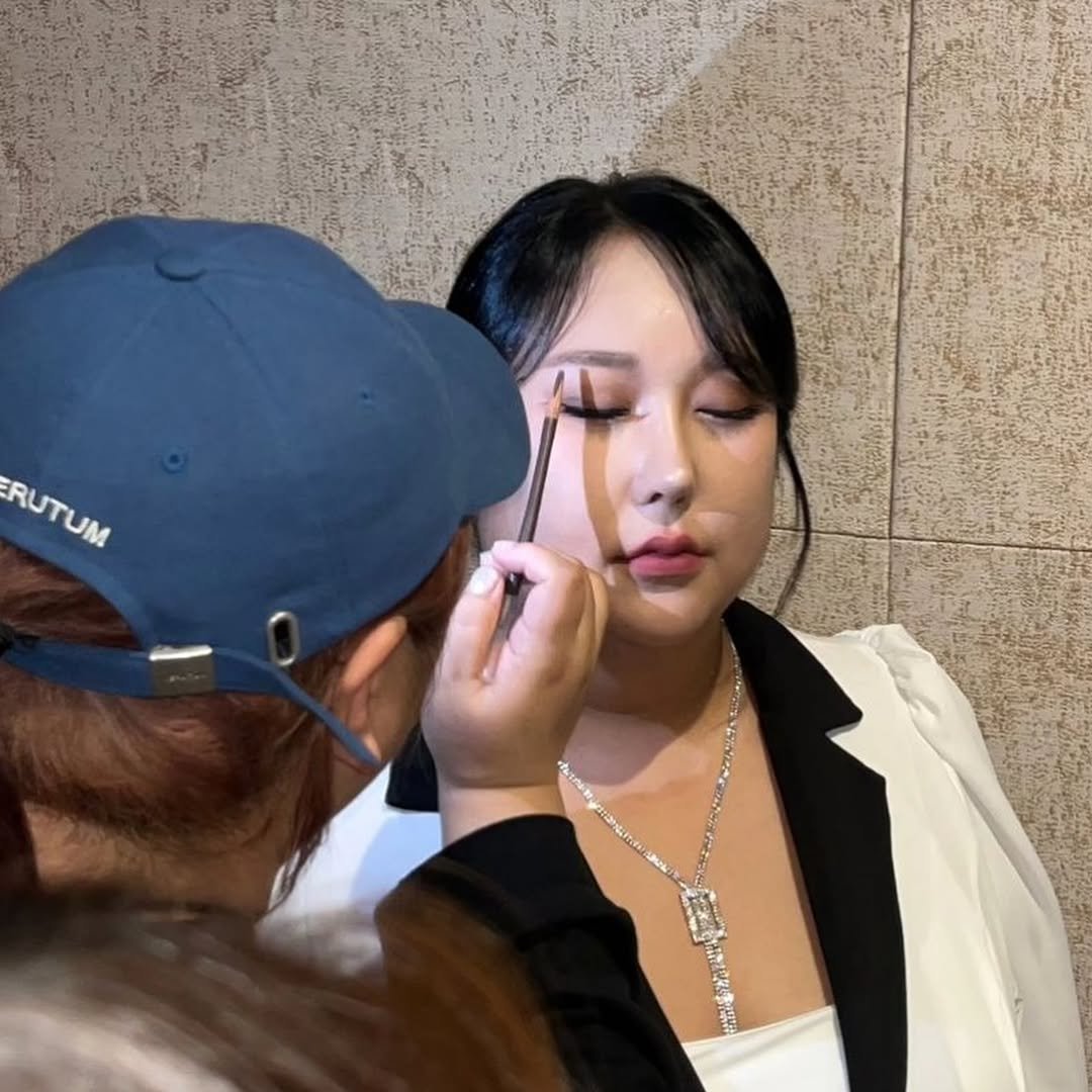 Photo by 아도르(A'DORE) 메이크업 대영원장 | 대영영 대짜언니 on November 17, 2024.