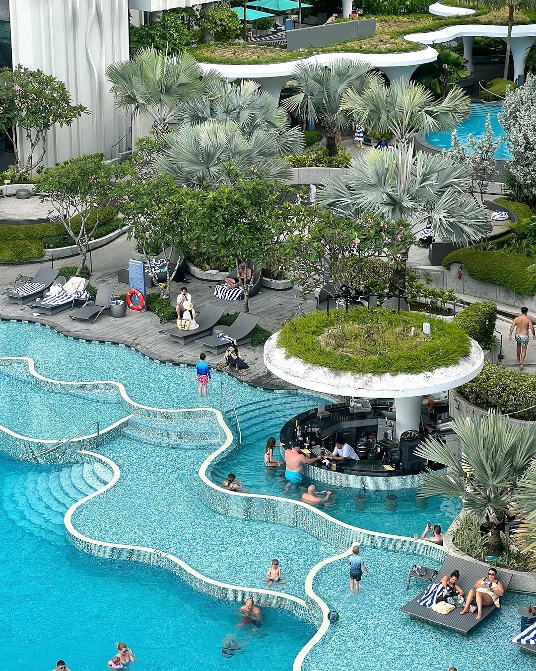 튀르키예 파묵칼레를 모티브로 한 계단식 수영장이 있는 싱가포르 호텔🇸🇬 저 여기 묵으려고 센토사 섬 왔잖아요🏝🩵

싱가포르 여행에서 빠질 수 없는 센토사섬-! 다양한 액티비티부터 아름다운 해변과 호텔, 리조트가 가득한 휴양지인데요! 그 중 멋진 수영장으로 유명한 아웃포스트 호텔에 묵었어요-!

계단식 수영장은 위에서 봐도 멋있고 물놀이 하기에도 충분할 만큼 크고 넓어요!! 메인 풀장 외에도 유수풀, 어린이 풀장 등 수영장이 다양하구요! 레스토랑이 루프탑 바로 옆에 있어서 조식도 파묵칼레 수영장 뷰랍니다!

싱가포르에서 휴양과 액티비티 모두 즐기고 싶다면 완전 추천드리는 곳♡

📍The Outpost Hotel Sentosa (@theoutposthotel )
✔️아웃포스트 호텔은 바로 옆 빌리지 호텔과 파묵칼레 풀장을 같이 이용해요
✔️빌리지 호텔은 파묵칼레 풀장만 무료로 이용 가능, 아웃포스트 호텔은 루프탑 풀바까지 추가 이용 가능한데 성인만 입장 가능
✔️첫번째 사진의 수영장 뷰는 7층 루프탑에서 볼 수 있어요

#싱가포르#싱가포르여행#싱가포르호텔#센토사#센토사섬#theoutposthotel