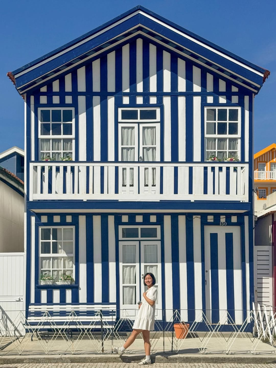 동화 속에 들어온 것 같은 귀여운 줄무늬 마을🇵🇹🏡

포르투에서 한 시간 반이면 도착하는 근교 소도시, '코스타 노바'에 다녀왔어요!
알록달록한 줄무늬 집들이 모여 있어서 보기만 해도 정말 귀엽고요! 조용하고 한적해서 천천히 둘러보기 딱 좋아요♡

아기자기한 마을 구경하고 반대편 해변가로 가면 고운 모래가 있는 대서양 바다도 마주할 수 있고요! 파도 소리 들으면서 시간 보내기도 최고-!

기념품 샵에 포르투에서는 못보던 진짜 귀여운 아이템들 많으니까 꼭 들러 보세요*_* 오후에 가면 역광이니 줄무늬 집이랑 사진 남기고 싶은 분들은 오전에 꼭 가보기요💭

📍Costa Nova, Portugal 포르투갈
- 포르투 상 벤투 역 → 아베이루 역 기차
- 아베이루 역 → 코스타 노바 버스or택시(추천!)

#포르투여행#포르투근교#코스타노바#아베이루#costanova#aveiro