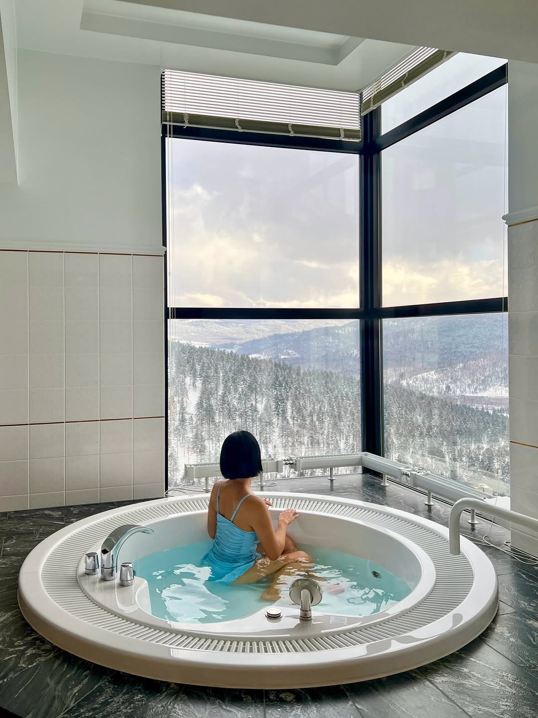 여기는 지금도 새하얀 풍경이 가득해요☃️❄️ 찐 겨울왕국에서 보낸 하루 |제작지원

겨울 여행 하면 떠오르는 홋카이도!
그 중에서도 풍경과 미식, 액티비티까지 완벽한
'호시노 리조트 토마무'에 다녀왔는데요💭
여기서만 가능한 특별한 경험들 보여드려요*_*

🏡 전 객실이 스위트룸인
'호시노 리조트 리조나레 토마무'
방에서 보이는 설산 뷰가 진짜 멋지구요♡

🚡 곤돌라타고 올라가서 만나는 '무빙 테라스'
사방이 눈 덮인 풍경이랑 상고대가
진짜 동화 속 풍경 같은 곳

🧊 '아이스 빌리지' 에서는
얼음 라멘에 치즈 퐁듀도 먹을 수 있고요!
찐 얼음잔에 담겨 나오는 칵테일까지 가능

🍱 식사도 아름다운 풍경과 함께 가능한
'니니누푸리'! 통유리로 설원이 보이는데
아침 풍경도 멋지지만 야경이 진짜 감동이에요

-

📍호시노 리조트 토마무
@hoshinoresorts.tomamu.kr
@hoshinoresorts_kr

#홋카이도여행#호시노리조트토마무#hokkaido#hoshinoresortstomamu