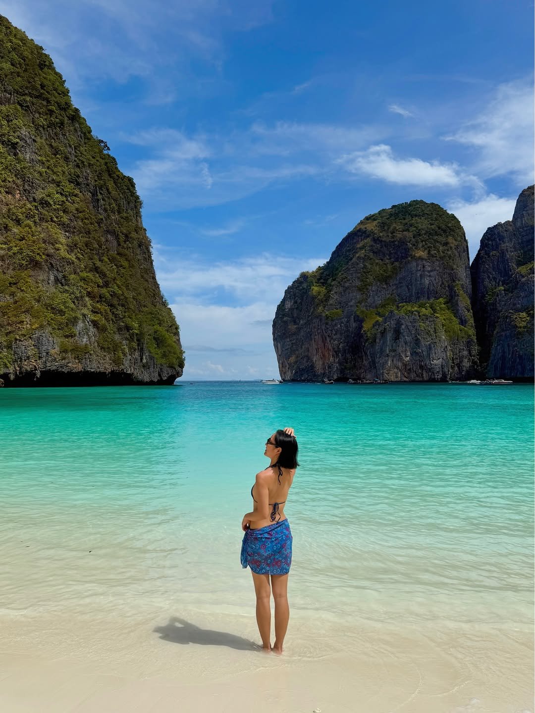 나만 알고 싶은 숨겨진 낙원🏝 비현실적으로 아름다운 태국 바다🥹🩵

믿을 수 없는 바다색과 풍경이 펼쳐진 여기는 태국 남부의 마야베이♡ 영화 '더 비치'에 나와서 더욱 유명해진 곳인데요! 정말 투명한 바다색에다 파도도 잔잔하고, 모래도 정말 부드러워서 발만 담궜는데도 행복했어요! 아기 상어도 봤답니다*_*

아름다운 만큼 여기 해변은 환경 보호 사유로 철저하게 관리되고 있는데요! 큰 보트도 들어올 수 없어서 반대편 선착장에서 내려서 걸어들어와야 하구요! 국립공원 입장료 별도, 해변에서 수영금지! 신발도 신고 들어갈 수 없으니 주의!

저는 끄라비에서 출발하는 피피섬 투어로 다녀왔는데 푸켓에서도 당일치기 투어로 방문 가능해요! 피피섬 여러곳들 중 '피피레'에 위치해있어서 태국 남부 여행 하신다면 꼭 가보고 천국을 경험해보셔요✨️

📍Maya Bay, Thailand

#태국여행#끄라비#마야베이#피피섬#mayabay