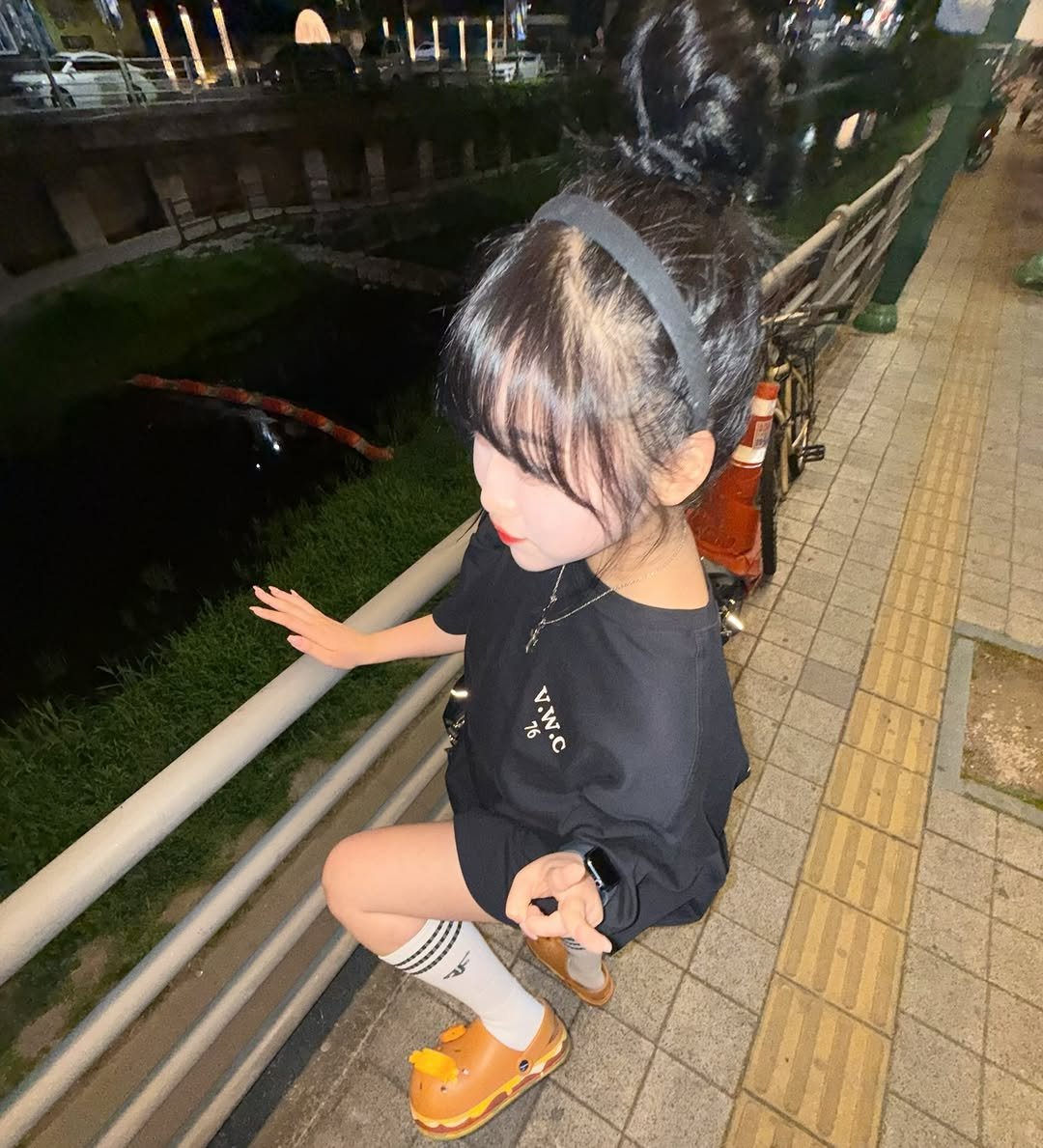 aeonian.98 게시물 이미지: 누가 사진을 이러케 찍어요??
밤마실룩애도 @waydn_official 
나이거...