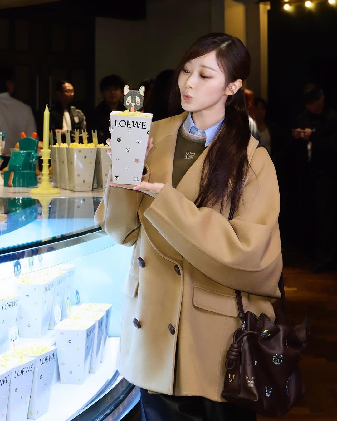 Photo by GISELLE on November 20, 2025. May be an image of ‎one or more people, hair, duffle coat, overcoat, sable coat, goosedown coat, parka, cornflower and ‎text that says '‎LOEWE ቆ tv لیم ۵ 12 10A LOFIE LOEIE VE LOEIE LOEWVE 0‎'‎‎.