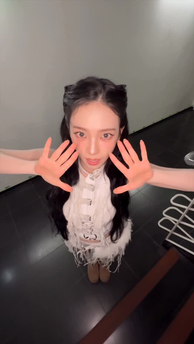 aespa_official 게시물 이미지: im shy

#aespa #æspa #에스파
#KARINA #카리나 @katarinabluu