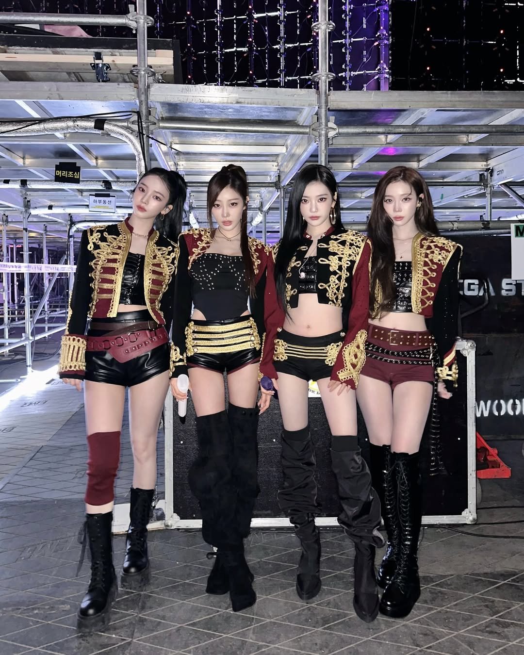 Photo by aespa 에스파 on December 20, 2025. May be an image of ‎one or more people, hair and ‎text that says '‎어리조심 화부동선 Vna GAS د woo‎'‎‎.