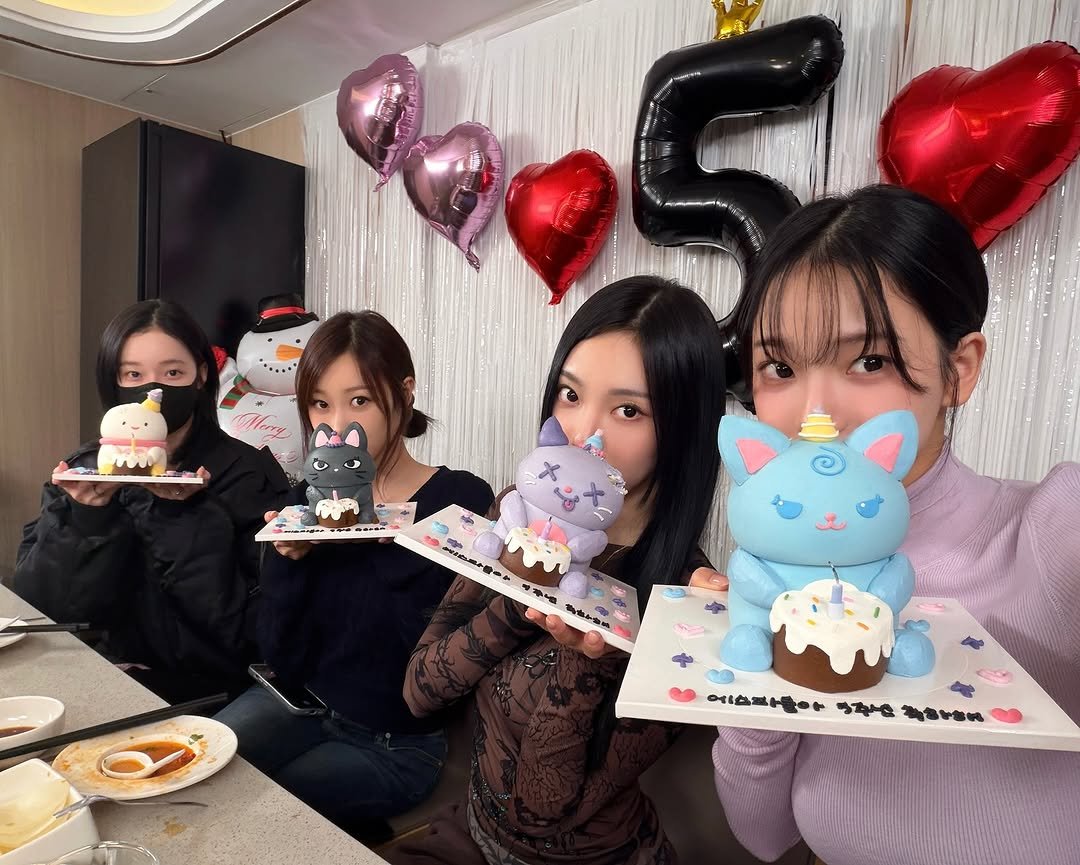 Photo by aespa 에스파 on November 17, 2025. May be an image of balloon, cake, candle and text.