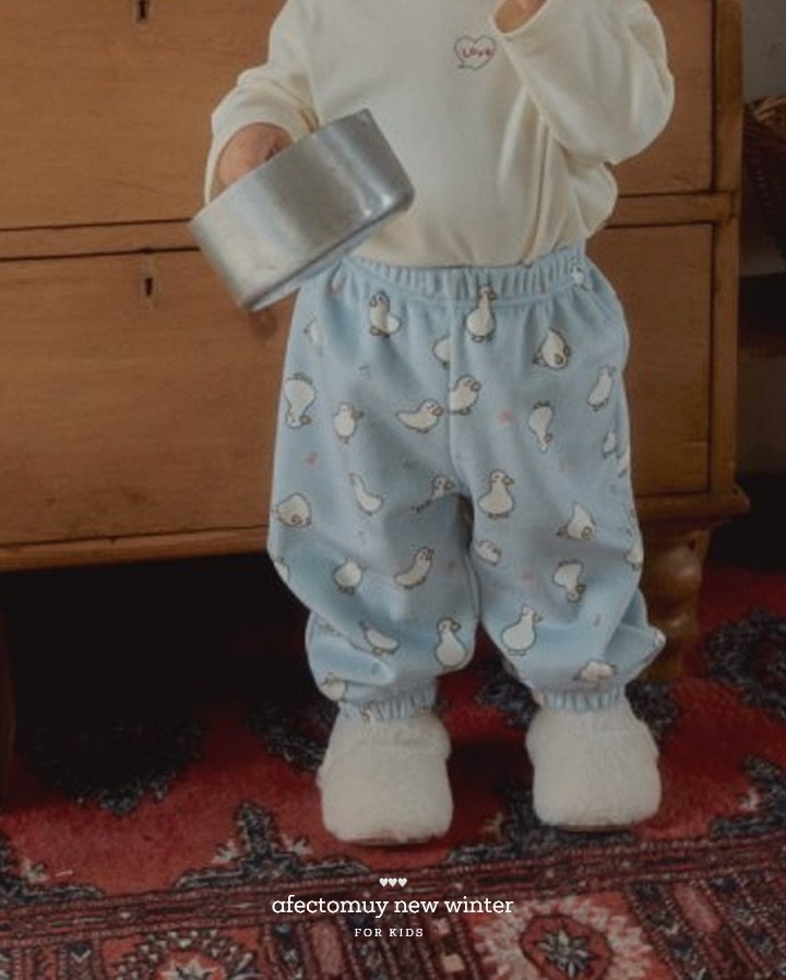 Photo by 아펙토무이 on December 08, 2025. May be an image of baby and text that says 'LAvE afectomuy afectomuynewwinter new winter FOR FORKIDS KIDS'.