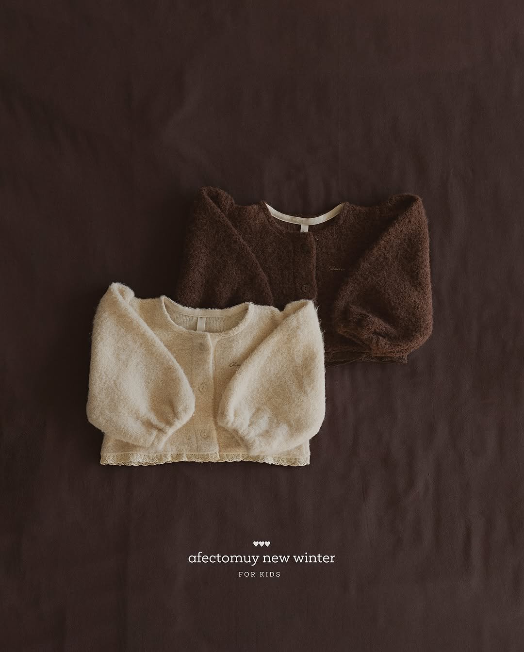 Photo by 아펙토무이 on November 11, 2025. May be an image of sweater, knit and text.