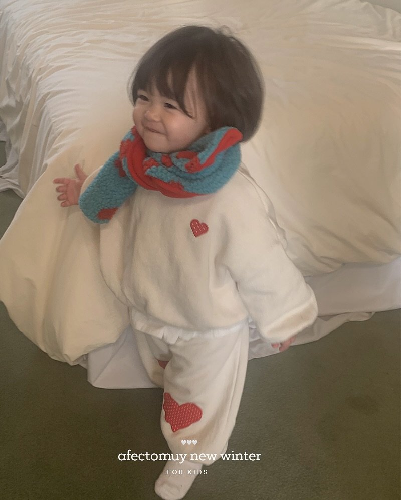 Photo by 아펙토무이 on November 02, 2025. May be an image of baby, heart, sleepwear, duffle coat, scarf, bath robe, shawl, snowsuit, blanket and text that says 'ម afectomuy afectomuynewwinter new winter FOR KIDS'.