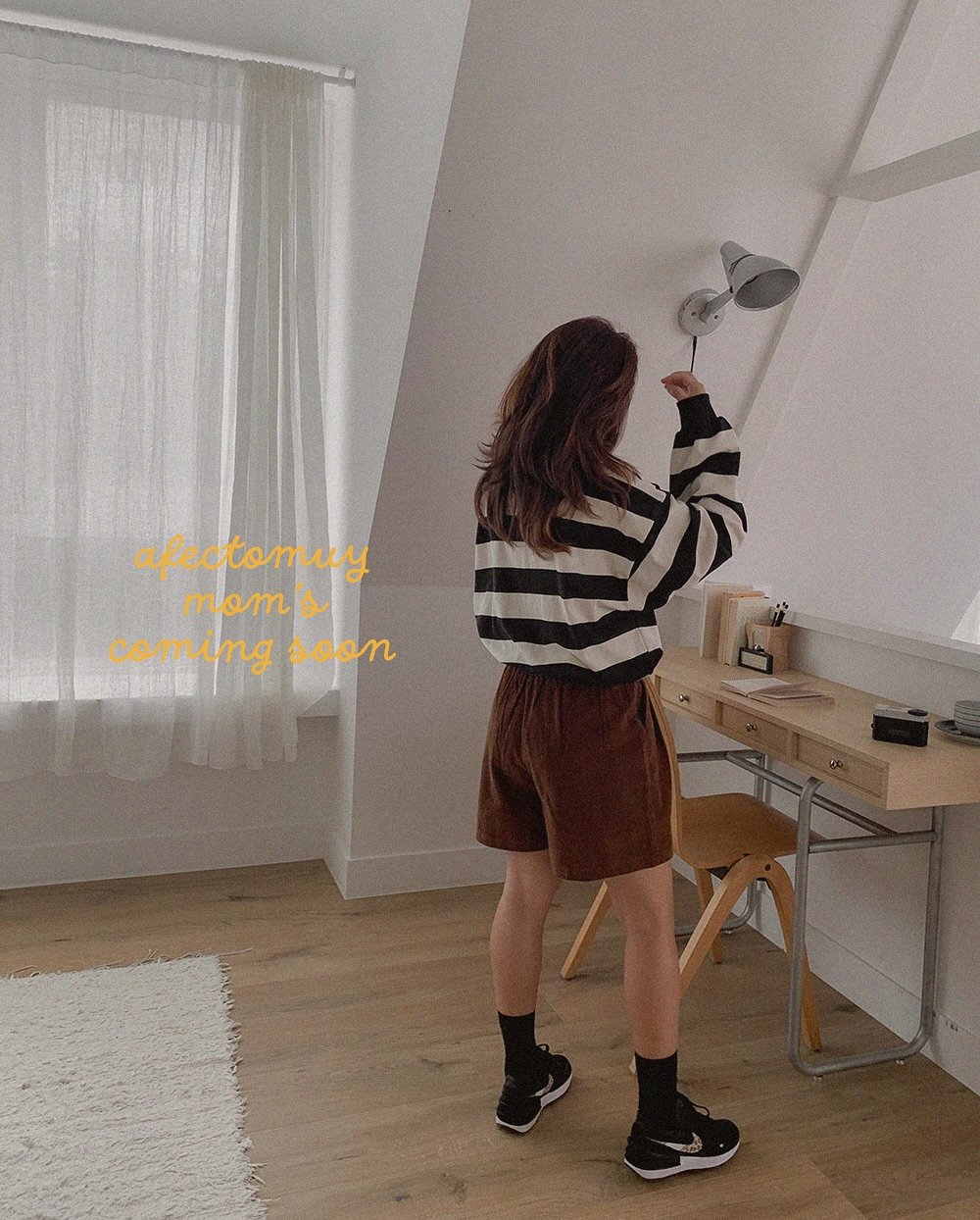 Photo by 아펙토무이 on September 12, 2025. May be an image of 1 person, duffle coat and text that says 'afectomuy mom coming soon'.