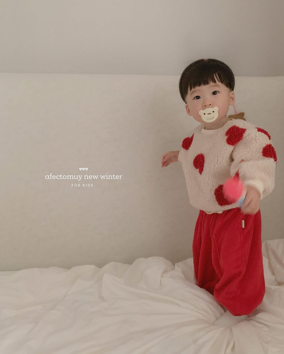 Photo by 아펙토무이 on November 09, 2025. May be an image of duffle coat, sleepwear, heart, toy, crochet, turtleneck, knit and text that says 'មមុទ afectomuy new afectomuynewwinter newwinter winter FOR FORKIDS FOR KIDS'.