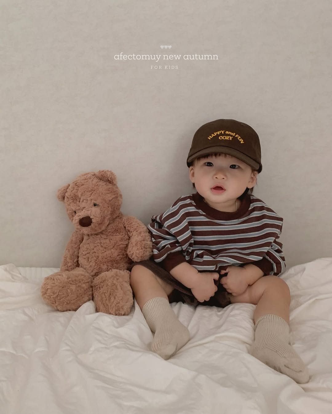 Photo by 아펙토무이 on August 24, 2025. May be an image of 1 person, baby, hat and text that says 'មមម afectomuy afectomuynewautumn new autumn FOR ORKIDS FORKIDS KI IDS MAPCO JuAMPYOAPIAN and COZ COZY FLN'.