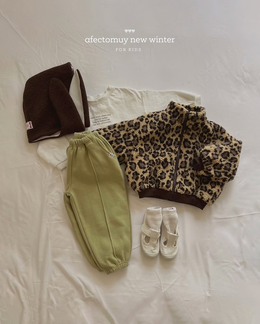 Photo by 아펙토무이 on November 02, 2025. May be an image of sweatpants, drawstring and text.