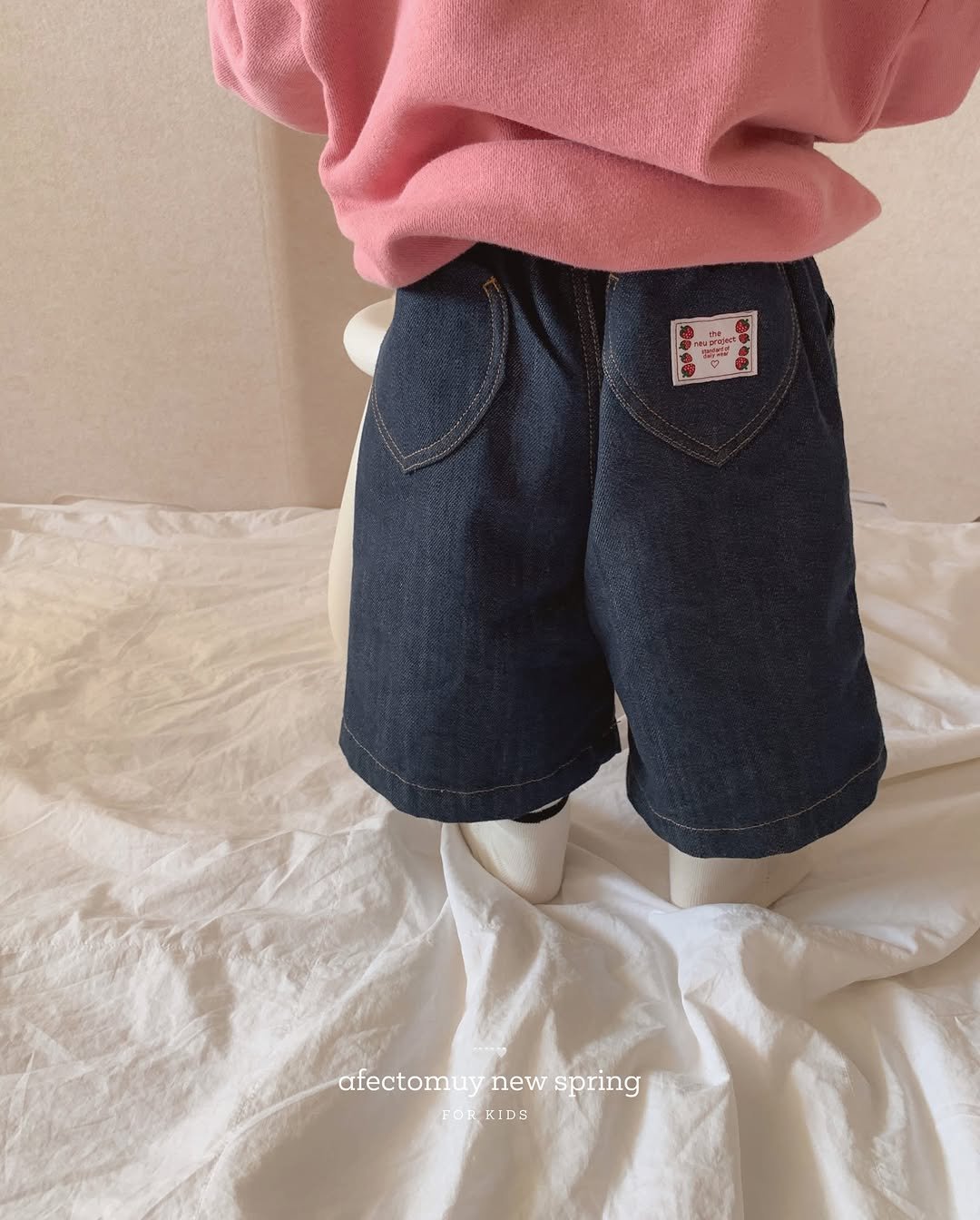 Photo by 아펙토무이 on February 09, 2026. May be an image of duffle coat, shorts and text.