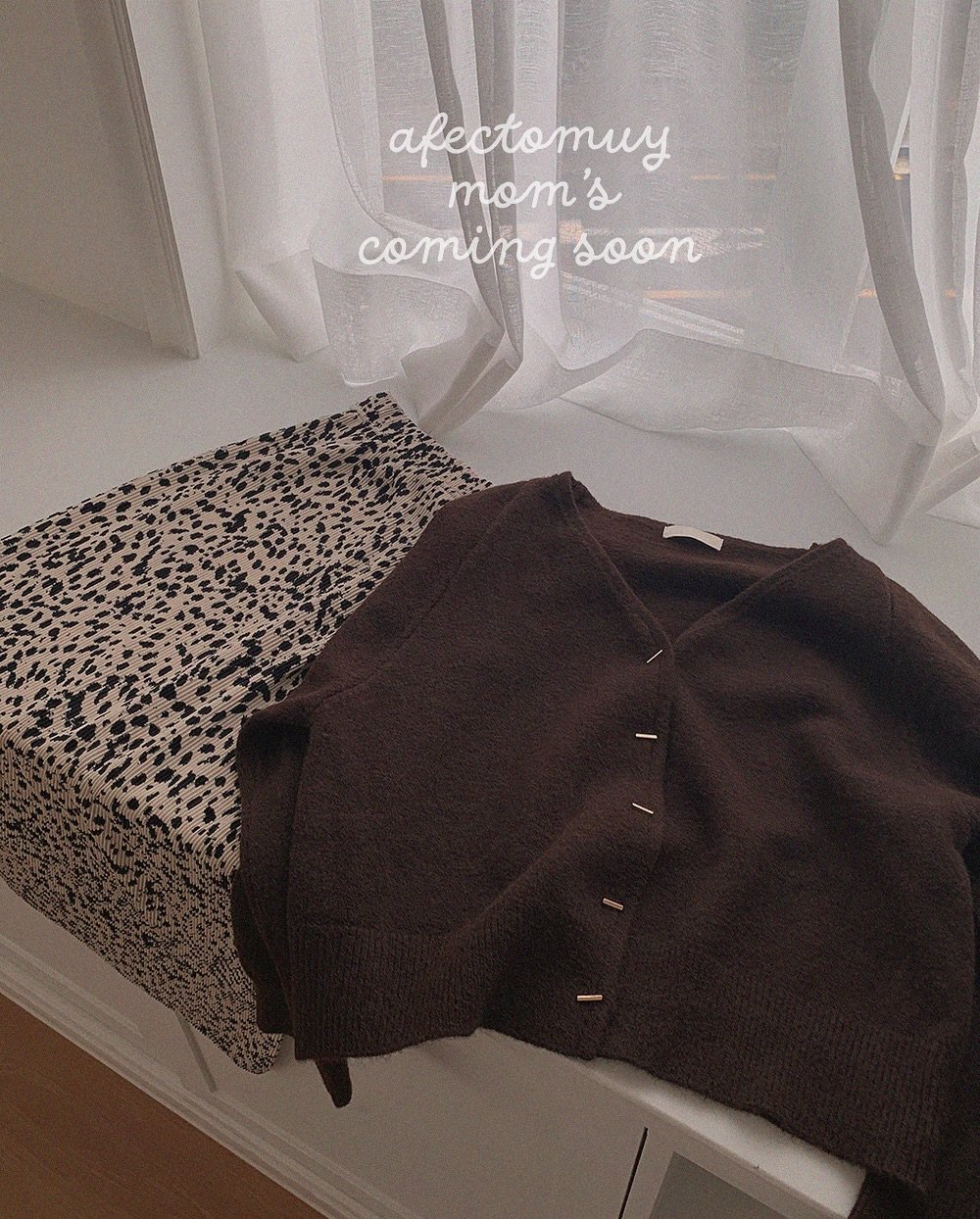 Photo by 아펙토무이 on September 12, 2025. May be an image of ‎text that says '‎afectomuy mom' ه coming soon‎'‎.