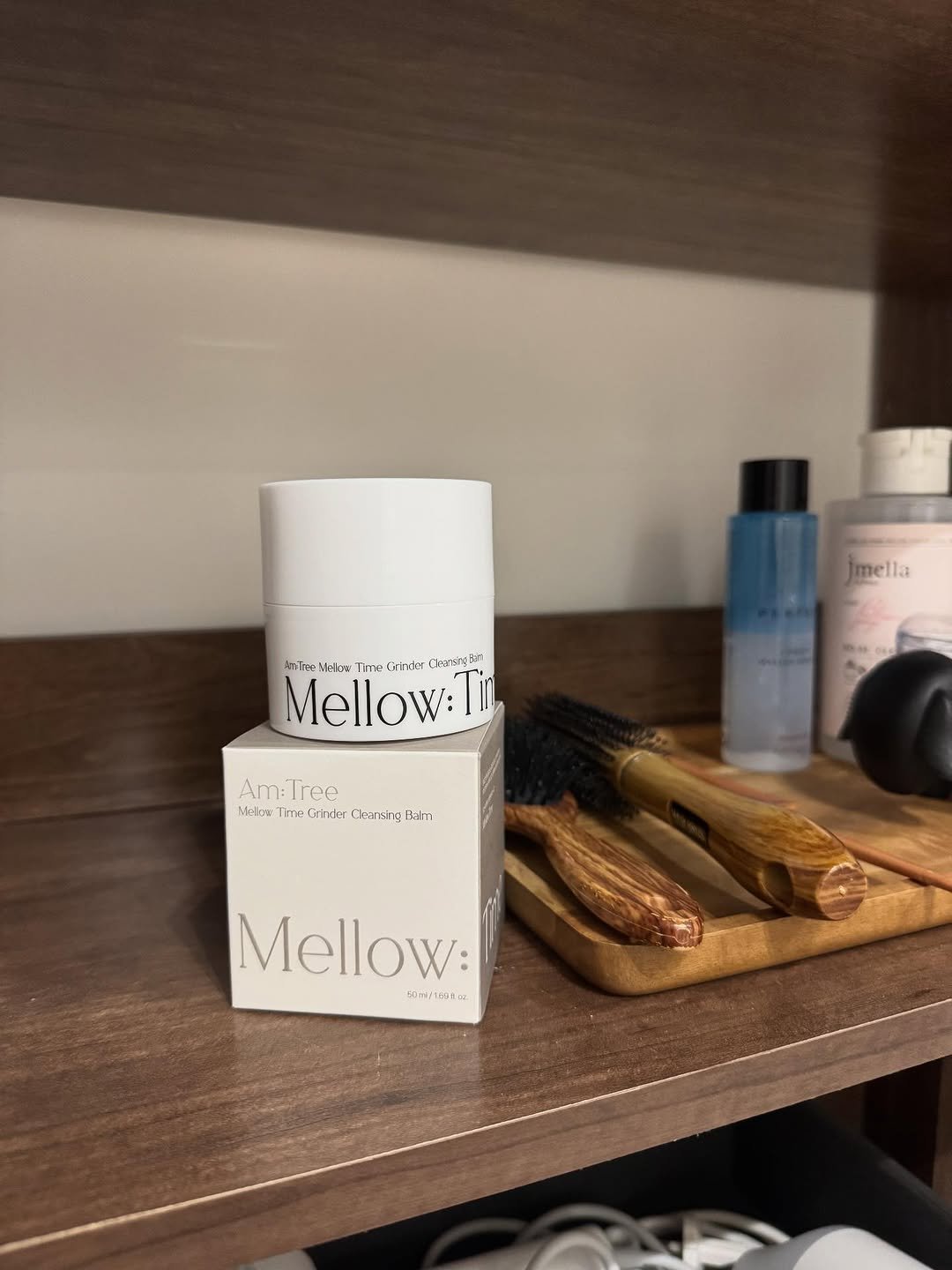 Photo by 아힌🍓 on December 22, 2025. May be an image of one or more people, makeup, fragrance, hand cream, lotion, perfume and text.