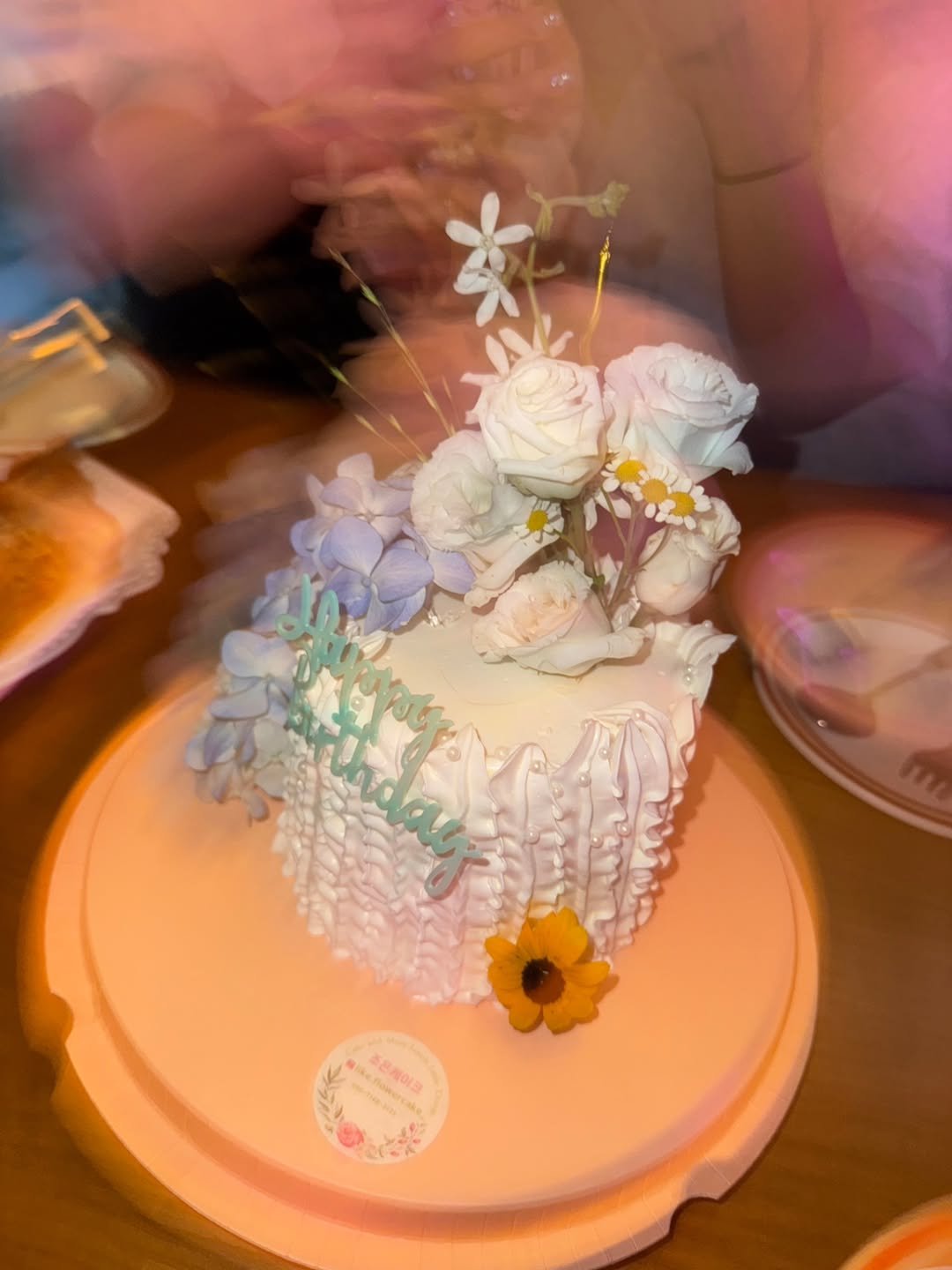 Photo shared by 밤원장 on August 13, 2025 tagging @aheeny, @hhh._.aily, and @uzza.o. May be an image of wedding cake, baby's-breath, prairie gentian and text.