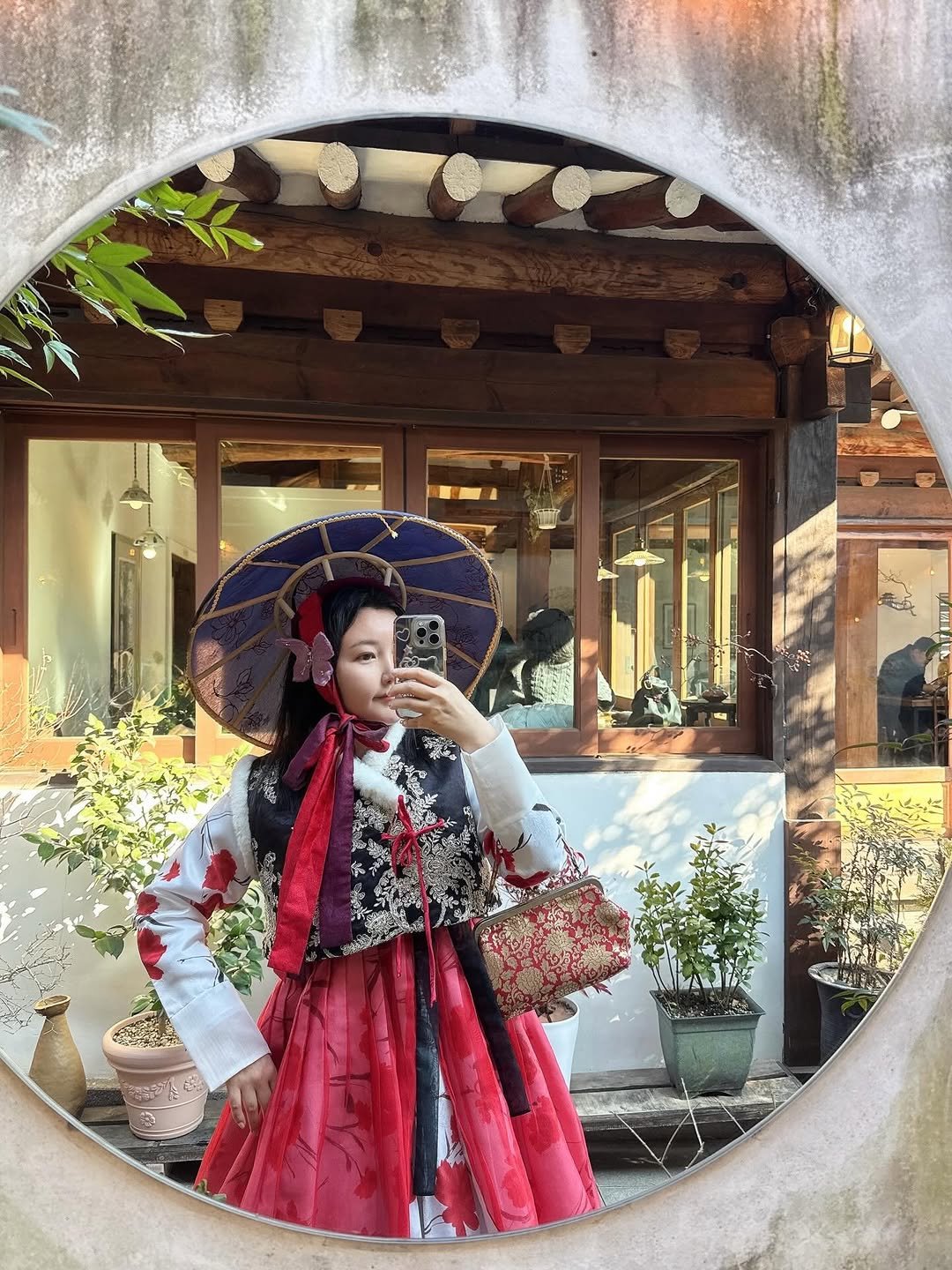 Photo by 아힌🍓 on February 18, 2026. May be an image of parasol, costume, Gyeongbokgung Palace and text.