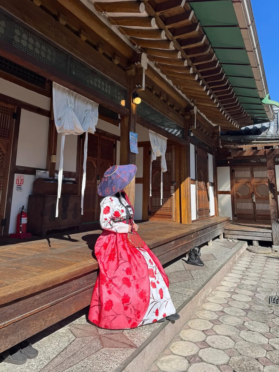 Photo by 아힌🍓 on February 18, 2026. May be an image of parasol, umbrella, Gyeongbokgung Palace and text.